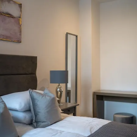 4 2 Bedroom, Sleeps X 6 *